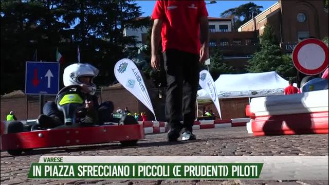 In piazza sfrecciano piccoli (e prudenti) piloti