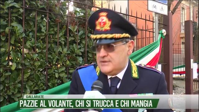 Pazzie al volante, chi si trucca e chi mangia