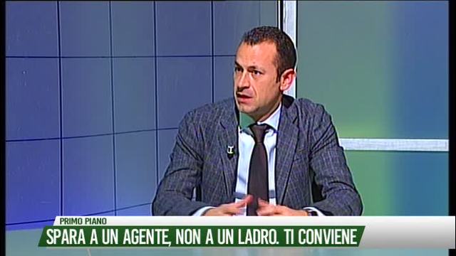 "Spara a un agente, non a un ladro. Ti conviene"