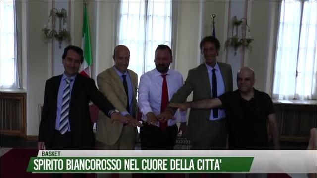 Spirito biancorosso nel cuore della città